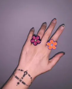 Chic French vintage style five-petal floral resin ring, trendy ins design jewelry for women.