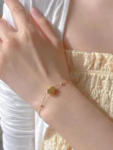 Bracelet de cheville et bracelet plaqué or 18K avec pendentif cœur minimaliste pour femmes.