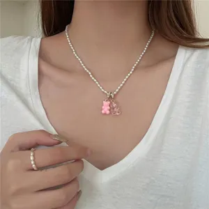 Collar de perlas dulce con dijes de osito rosa, accesorio de joyería elegante y lindo para mujeres.