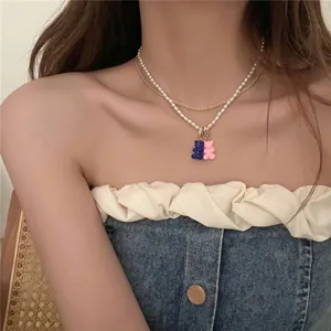 Elegante collar de perlas de doble capa con dijes de osito bonitos para mujeres.