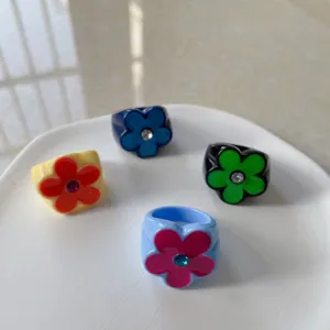 Chic resin flower rings set, vintage style colorful floral acrylic statement rings for women.