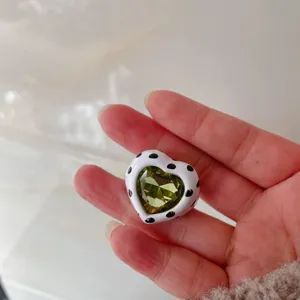 Chic retro green crystal heart ring with white polka dot enamel, elegant finger jewelry for women.