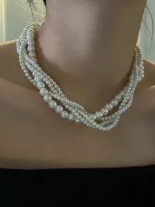 Ελεγάντ κολιέ τσόκερ με πολλαπλές σειρές μαργαριταριών, γαλλικό vintage στυλ λεπτομέρεια.