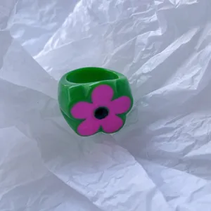 Green resin five-petal flower ring, vintage aesthetic trendy cute statement jewelry piece for women.