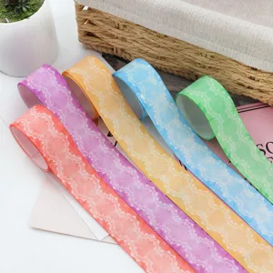 Détail de ruban gros-grain imprimé de dentelle dégradé, ruban coloré pour nœuds DIY et emballage.