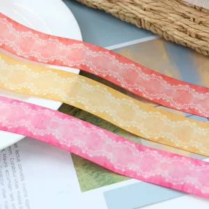 Détail de rubans dégradés colorés avec dentelle blanche pour nœuds DIY et beaux emballages cadeaux.