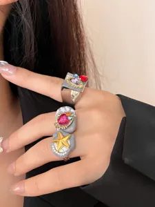 Grove statement metalen ringen met kleurrijke strass-stenen en handgemaakte emaildetails.