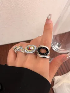 Trendy vintage stijl metalen open ring met oliedruppel en strasssteinen, stapelbaar.
