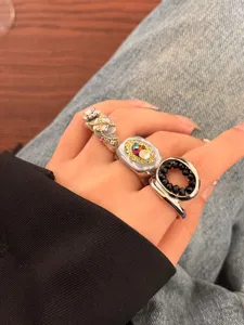 Gedetailleerd shot van open metalen stapelbare ringen in ins-stijl met levendige kristallen.