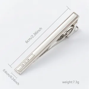 Pince a cravate en metal argente avec strass vue detail, accessoire homme elegant 6cm