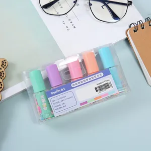 Detailaufnahme von bunten Textmarker Set im Nagellack-Design auf Schreibtisch.