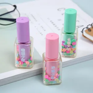 Detailansicht niedlicher Nagellack-Textmarker, kreative Schreibwaren mit Glitzer.