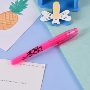 Nahataufnahme eines rosa radierbaren Textmarkers mit Stammesmuster auf blauer Oberfläche.