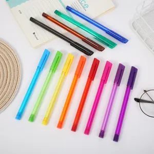 Vista dettagliata di penne gel colorate su superficie pulita, ideale per la scrittura.