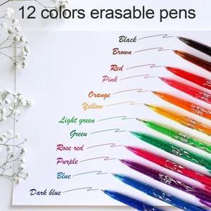 Gros plan de 12 stylos effaçables de couleur montrant des lignes d'écriture fluides.