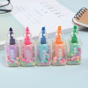 Detailansicht kreativer nagellackförmiger Textmarker mit bunten schwimmenden Konfetti im Inneren.
