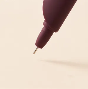Nahaufnahme der feinen Gelschreiber-Spitze mit ergonomischem Griff für präzises Schreiben.