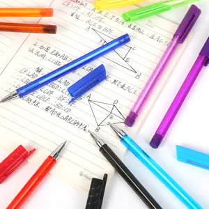 Penne gel triangolari colorate in dettaglio, scrittura liscia per studenti e scuola.