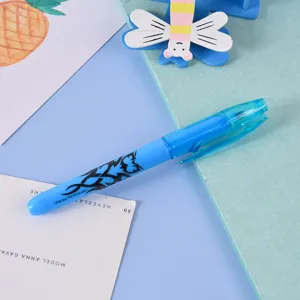 Nahaufnahme eines blauen radierbaren Gelstifts mit Stammmuster auf hellem Hintergrund.