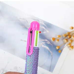 Détail en gros plan d'un stylo à bille à 6 couleurs avec de superbes sequins et clip.