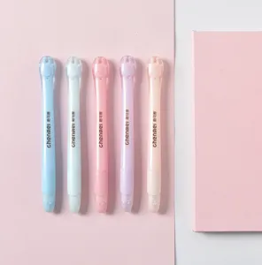 Dettaglio di penne stilografiche cancellabili con simpatici cappucci animali in colori pastello.