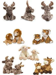 Detailansicht verschiedener süßer sitzender Plüschtiere wie Löwen, Tiger und Giraffen.