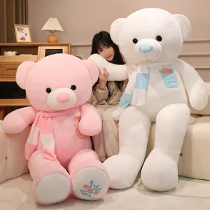 Orsetto di peluche gigante con sciarpa e tasca ricamata per decorazione accogliente della stanza.