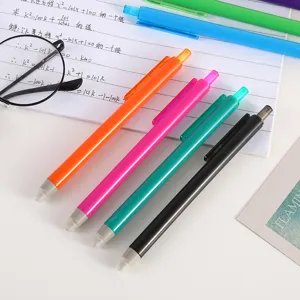 Vue détaillée d'un bel ensemble de stylos gel colorés avec des paillettes pour notes.