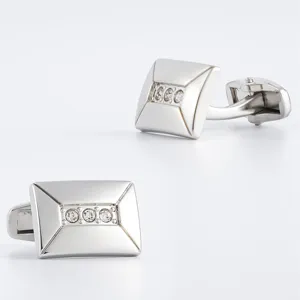 Boutons de manchette rectangulaires argentés pour hommes avec strass clairs et étincoyants.