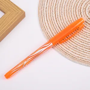 Vue de détail du stylo gel effaçable orange avec motif argenté sur fond blanc propre.