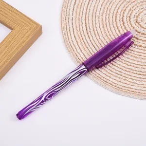 Gros plan sur le stylo gel effaçable violet mettant en valeur son corps et sa pointe décorés.