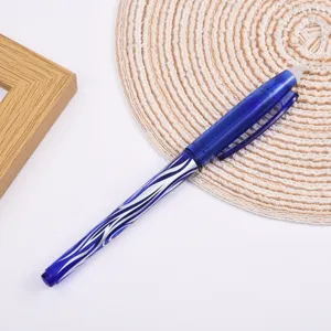 Gros plan du stylo gel effaçable bleu avec des motifs de vagues argentés et une gomme.