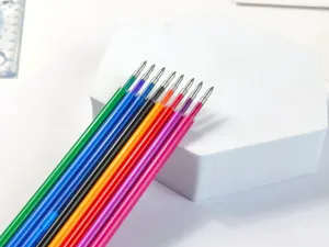 Primo piano di ricariche per penne gel cancellabili colorate con punte a proiettile per scrittura.