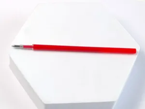 Ricambio per penna gel cancellabile rossa con punta a proiettile per scrittura fluida.
