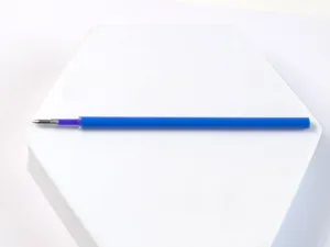 Primo piano dettaglio di ricarica per penna gel blu con punta in metallo, cancelleria.