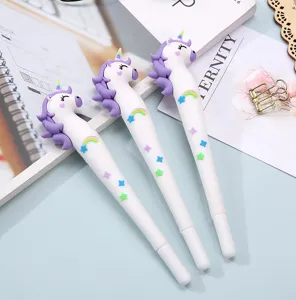Gros plan détaillé de stylos gel mignons licorne avec embouts en silicone et étoiles.