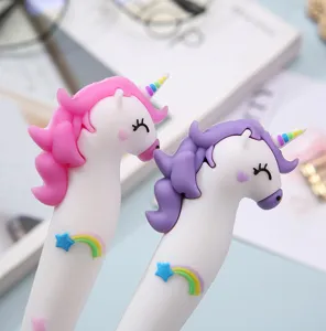 Détail de stylo gel licorne mignon montrant la jolie tête d'animal et le décor arc-en-ciel.