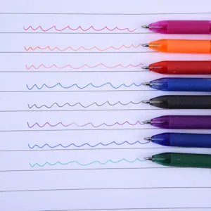 Lot de stylos gel effaçables colorés avec des lignes d'écriture sur papier pour l'école.