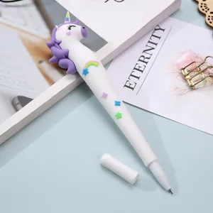 Détail de stylo gel licorne mignon avec design en caoutchouc souple, arc-en-ciel et capuchon. Papeterie.