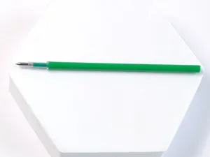 Primo piano della punta e del corpo della ricarica per penna gel verde per una scrittura fluida.