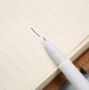 Gros plan d'un stylo gel blanc écrivant sur du papier ligné, papeterie scolaire pratique.