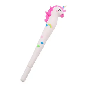 Détail de stylo gel licorne mignon, joli design en caoutchouc souple pour l'écriture.