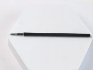 Primo piano della ricarica per penna gel nera con punta proiettile per scrittura fluida.