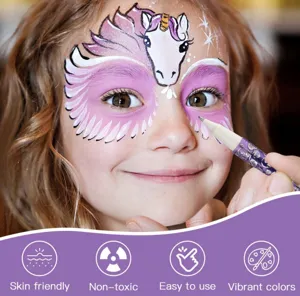 Dettaglio ravvicinato della penna per trucco viso bambini con unicorno e colori brillanti sicuri