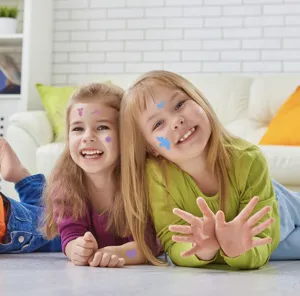 Primo piano di tatuaggi temporanei per bambini con simpatici motivi per feste divertenti.