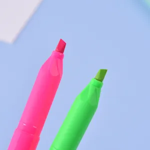 Nahaufnahme von bunten auslöschbaren Textmarker-Spitzen, rosa und grüne Marker-Details.