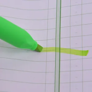 Grüner löschbarer Textmarker für Büro und Schule, glattes Schreiben auf Karo-Papier.