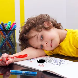 Vue détaillée de stylos gel effaçables colorés avec écriture douce pour écoliers.