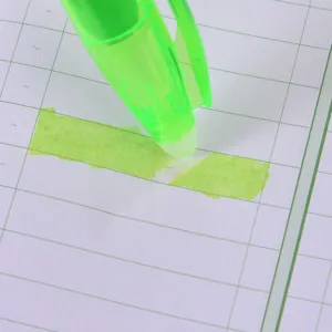 Detailaufnahme des radierbaren Textmarkers zeigt Reibungsradiereffekt auf kariertem Papier.