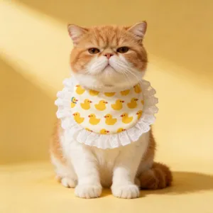 Süßes Haustier-Spitzenlätzchen mit gelbem Entenmuster, weiches Sabbertuch für Katzen und Hunde.